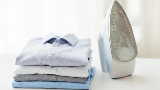 Si ta pastroni në mënyrë efektive një hekur vetëm me një përbërës nga banjoja juaj