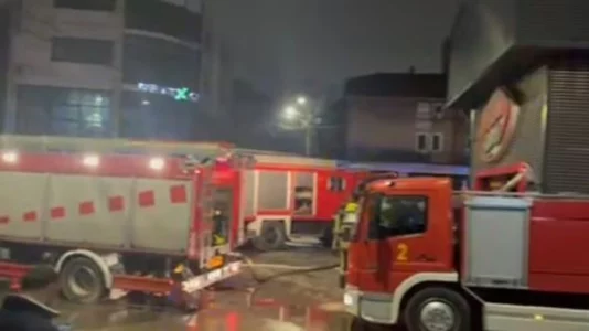 Digjet një depo e  “Viva Fresh Store” në Prishtinë, intervenojnë zjarrfikësit