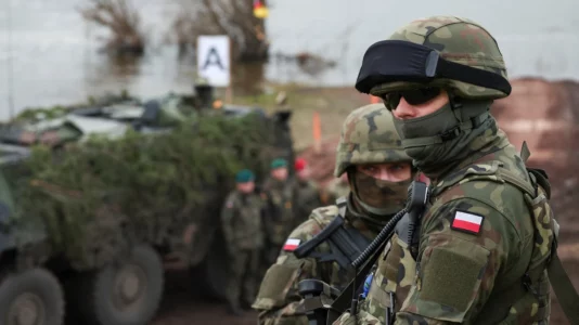 Polonia ndërton fortifikime me topa e mitralozë për të mbrojtur kufijtë nga Rusia