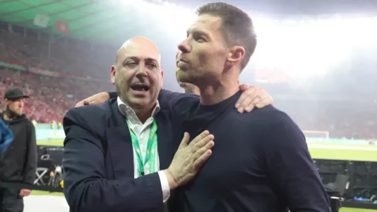 “E kanë lënë vetëm”, drejtori i Bayer Leverkusenit kritikon Real Madridin për trajtimin që po i bën Xabi Alonsos