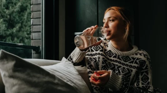 Dehidratimi në dimër mund të ketë pasoja serioze: Ja sa ujë duhet të pini çdo ditë