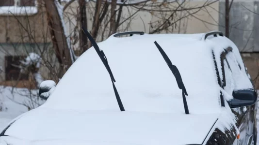 Si ta ngrohni shpejt motorin e veturës gjatë dimrit – këshilla e thjeshtë që kursen benzinë