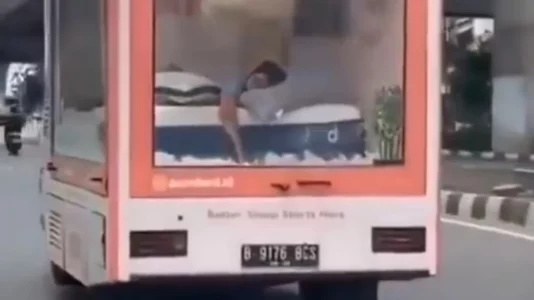 Punë ëndrrash – indoneziani paguhet për të fjetur në një veturë në lëvizje