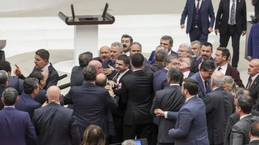 Deputetët turq përleshen gjatë debatit të nxehtë për buxhetin