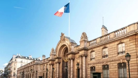 Një anëtar i stafit të Pallatit Elize në gjyq për vjedhjen e enëve të çmuara