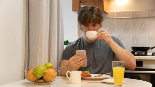 Pesë zakone të mëngjesit që po ju prishin gjumin