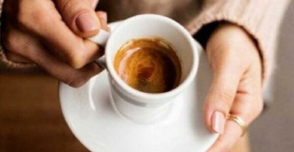 Arsyet serioze pse nuk duhet të pini kafe para orës 9:30 të mëngjesit