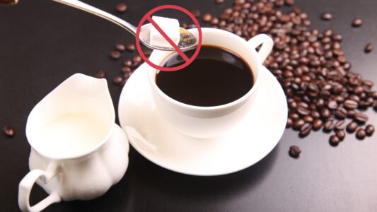 11 Arsye pse duhet të filloni të pini kafe pa sheqer – Përfitimet shëndetësore që nuk duhet t’i anashkaloni