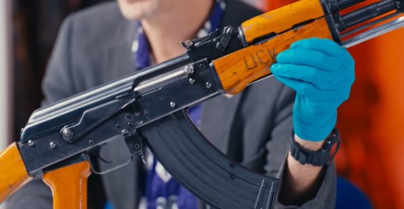 Kallashnikovi i UÇK-së në koleksionin e ‘Imperial War Museum’ në Londër