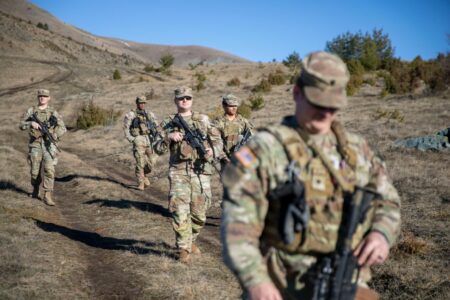 KFOR-i amerikan në terren: Kështu ndihmohet në ruajtjen e një ambienti të sigurt