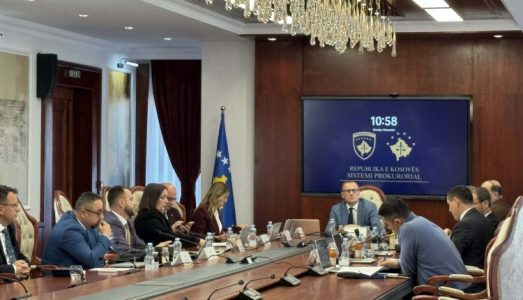 Propozohet shkarkimi i kryesuesit të KPK`së, dy anëtarë lëshojnë mbledhjen