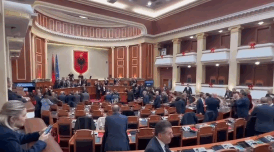 Zunë vendet e ministrave, tensione mes deputetëve të opozitës dhe Gardës