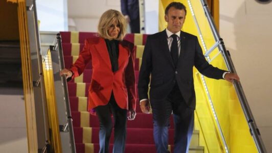 Momenti kur gruaja 72 vjeçare e Macron, i quan disa feministe “ku*va të pista”