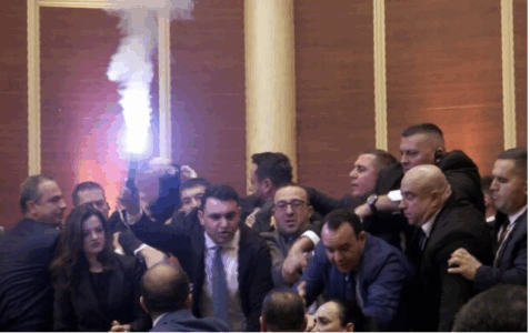 Opozita ndez flakadanë në Kuvendin e Shqipërisë