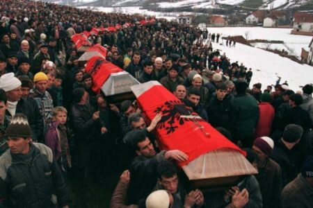 Aktakuzë ndaj 21 serbëve për masakrën e Reçakut, do të gjykohen në mungesë