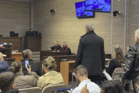 Ridvan Muharremi ngatërron sallën në gjykatë, momenti kur futet brenda me duar në xhepa (VIDEO)