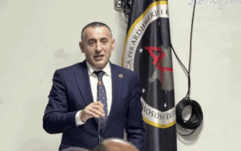 Lahi Brahimaj fton qytetarët në tubimin përmbyllës të AAK-së