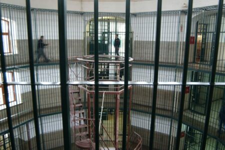 50 vjet burgim personit që vrau me thikë nxënësin në një shkollë të Zagrebit