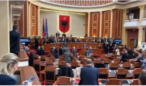Një orë tensione, përplasje fizike, tym nga flakadanët – Përfundon seanca kaotike në Kuvendin e Shqipërisë