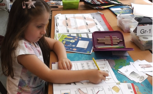 Një komunë e Zvicrës po eksperimenton shkollën katërditore: Vetëm gjashtë javë pushime për fëmijët