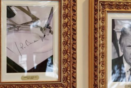 Trumpi thotë se ka anuluar faljet e Bidenit të nënshkruara me autopen