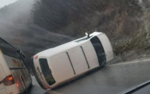 Vetaksident në rrugën Gjilan-Kamenicë, lëndohet një person
