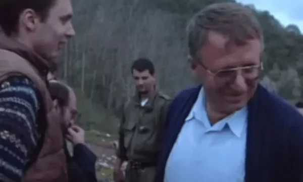 Gazetari kroat nxjerr dëshmi të reja mbi rolin e Vuçiqit në  Sarajevo Safari   Ai ka gjuajtur mbi civilë