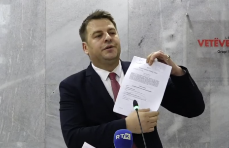 Muja mundohet të justifikohet, akuza LDK: Kontratat njëburimore me Vuk Hamoviqin kanë qenë edhe kur u shpall Pavarësia e Kosovës