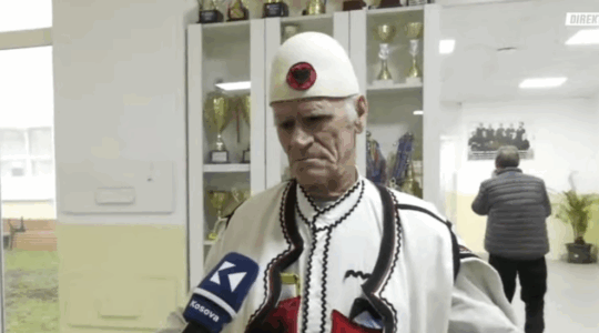 Qytetari me veshje kombëtare e qet votën e tij në Ferizaj