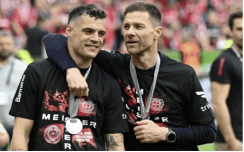 Xhaka e “mbron” Alonson, flet për kohën te Leverkuseni
