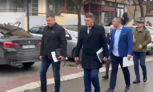 Kryetari i ri i Zveçanit arrin në Kuvendin Komunal, nënshkruhet, s’deklarohet për media