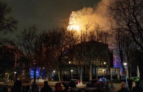 Kisha historike e Amsterdamit përfshihet nga zjarri në natën e Vitit të Ri