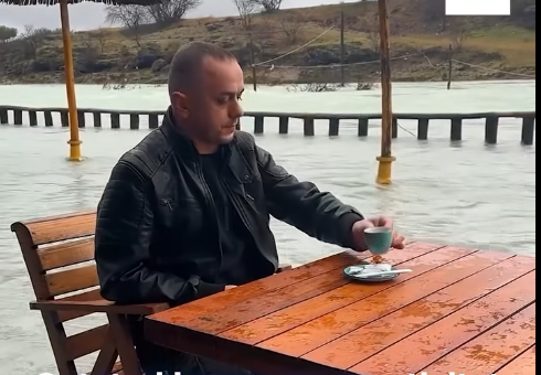 Me ujin deri në gjunjë e në shi  qytetari del pi kafe mes përmbytjesh në Mal të Zi