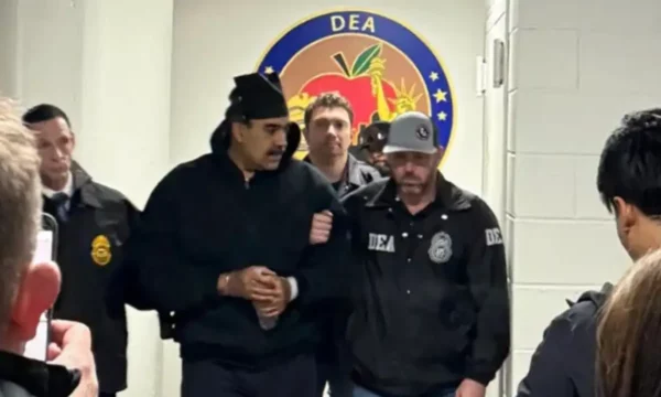 Me pranga në duar  Maduro uron agjentët amerikanë për vitin e ri