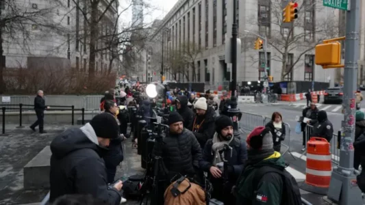 Interesim i madh: Gazetarë dhe qytetarë mblidhen jashtë gjykatës së Nju Jorkut para paraqitjes së Maduros