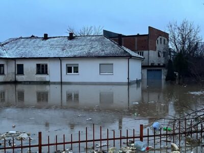 Vërshimet e Sitnicës zhysin dhjetëra shtëpi në ujë