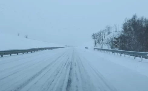 Vështirësi kalimi në dy rrugë që çojnë drejt kufirit