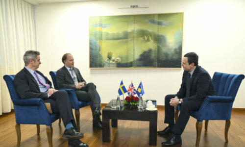 Ambasadori i Britanisë dhe ai i Suedisë i shkojnë në zyrë Kurtit, flasin për zgjedhjet dhe formimin e institucioneve