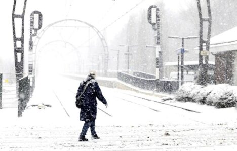Bora bllokon Holandën: Anulohen 500 fluturime, trenat nuk funksionojnë