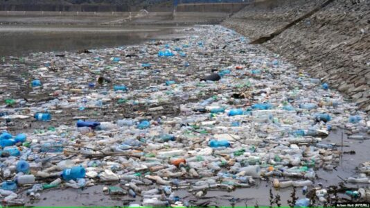 Mbeturinat pluskojnë nëpër Liqenin e Badocit