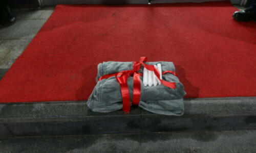 Rinia e PDK-së me aksion simbolik para Qeverisë: Qirinj dhe batanije si “dhuratë” për Kurtin për krizën e rrymës