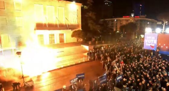 Tensione përpara Kryeministrisë në Shqipëri, protestuesit hedhin molotovë në drejtim të kordonit të policisë