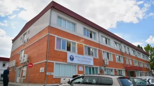 Në Spitalin e Mitrovicës, sulmohet një infermiere dhe dy punonjës