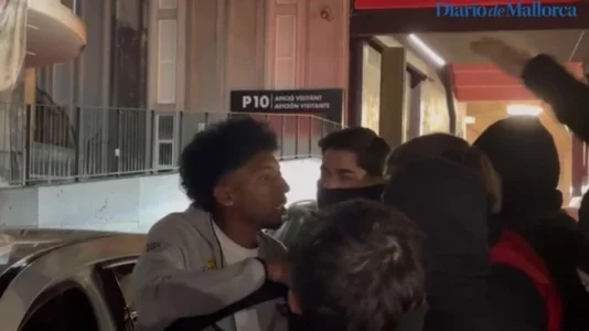 Tensione te skuadra e Muriqit, tifozët protestojnë për rezultatet e zbehta