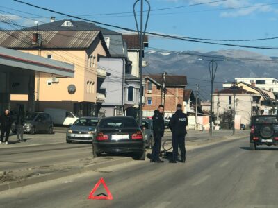 Një person i lënduar në Pejë pas përplasjes nga një veturë