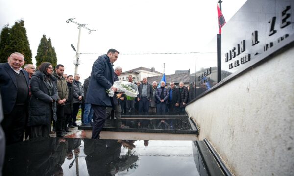 Abdixhiku bën homazhe në 23 vjetorin e vrasjes së Tahir Zemajt  Patriot i rrallë e strateg  ai krim ende rëndon ndërgjegjen e shoqërisë sonë