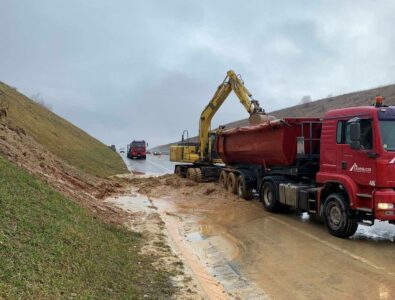 Policia me thirrje për qytetarët pas vërshimeve: Shoferët të përshtatin vozitjen me kushtet aktuale