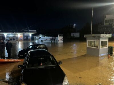 Ujërat pushtojnë Kosovën, IHMK del me njoftim: Reshjet pritet të vazhdojnë