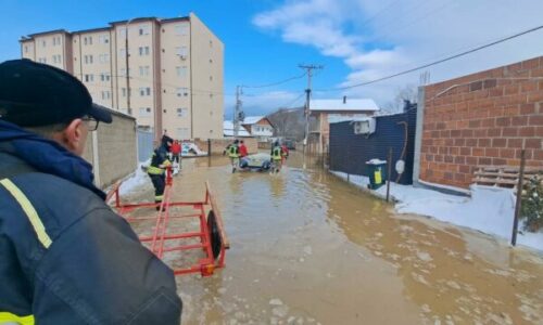 Rritet niveli i ujit në Ibër, evakuohen banorë nga Mëhalla e Boshnjakëve në veri