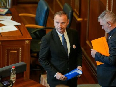 Arrestimi i Sllamnikut, Zemaj: Klikat qeverisëse po cenojnë stafin shëndetësor dhe po krijojnë mundësi për abuzuesit në emër të shëndetësisë profesionale